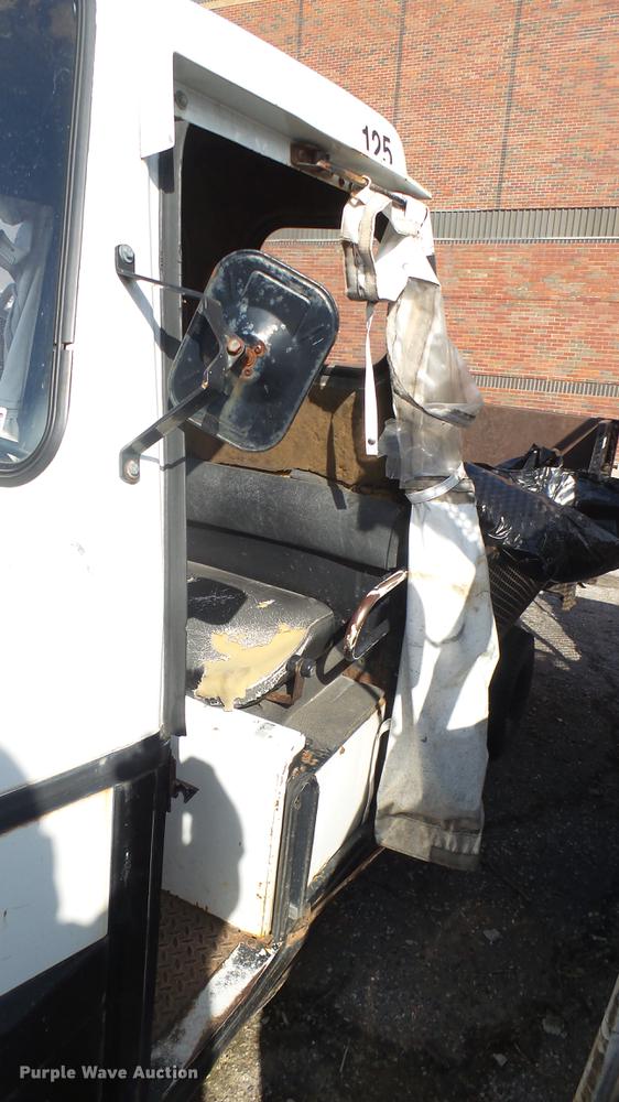 image for item DV9002 1989 Cushman utility vehicle