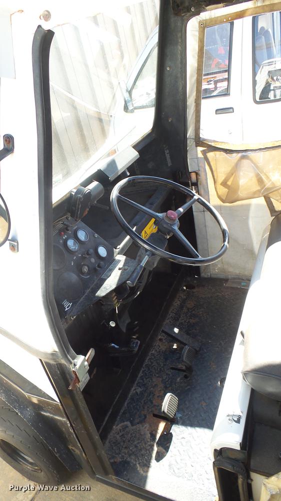 image for item DV9015 1989 Cushman utility vehicle