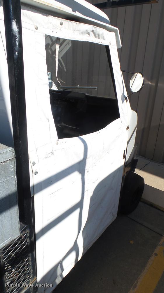 image for item DV9015 1989 Cushman utility vehicle