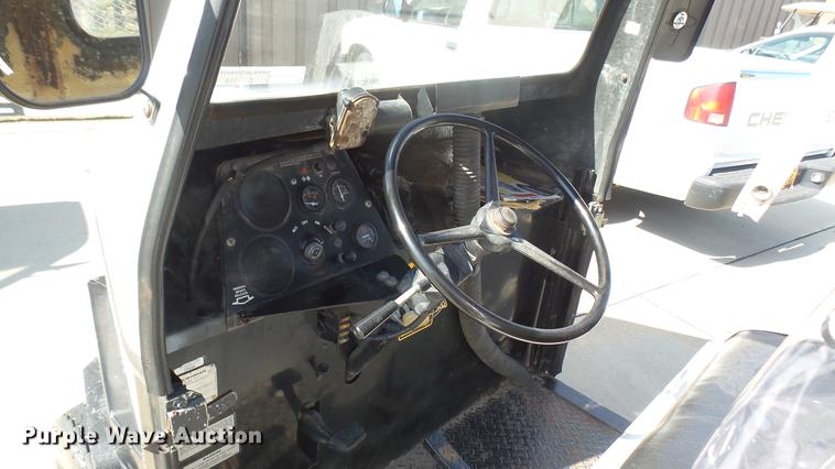 image for item DV9016 1989 Cushman utility vehicle