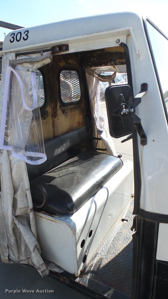 image for item DV9016 1989 Cushman utility vehicle