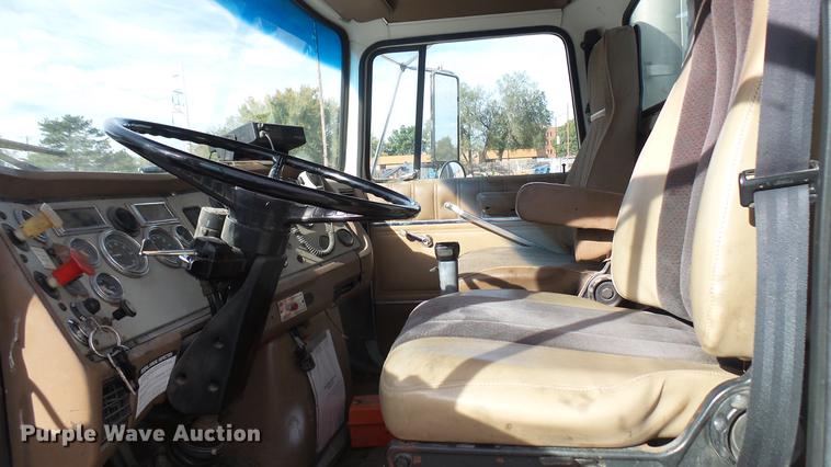 image for item DV9030 1993 Ford LTA9000 Aero Max 106 semi truck