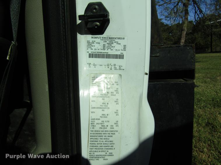 image for item DW9250 2009 Ford F350 Super Duty flatbed pickup truck
