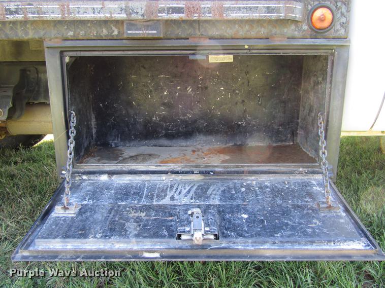 image for item DW9250 2009 Ford F350 Super Duty flatbed pickup truck