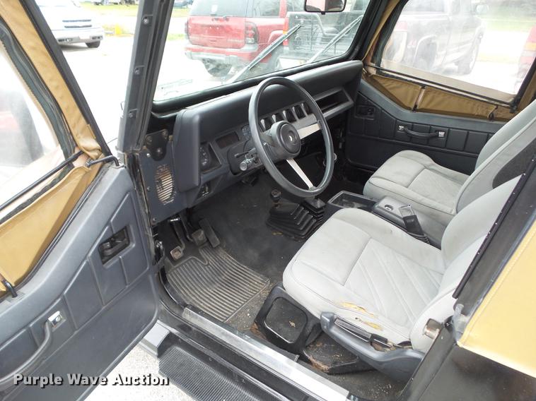 image for item DZ9032 1992 Jeep Wrangler YJ SUV