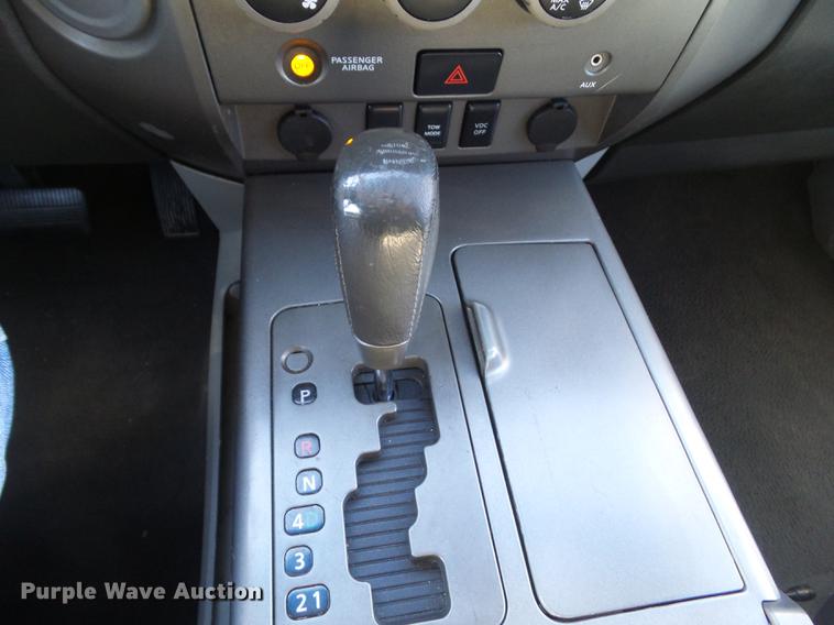 image for item DZ9057 2004 Nissan Titan King Cab pickup truck