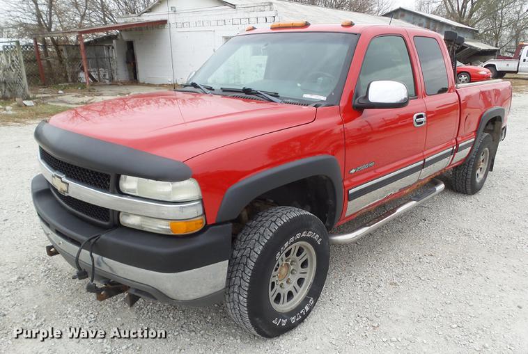 image for item DZ9060 2002 Chevrolet Silverado 2500HD Ext. Cab pickup truck
