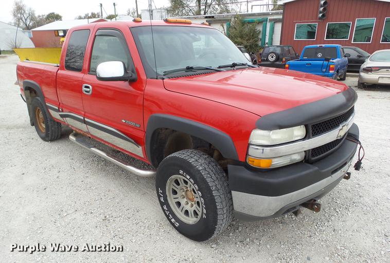 image for item DZ9060 2002 Chevrolet Silverado 2500HD Ext. Cab pickup truck