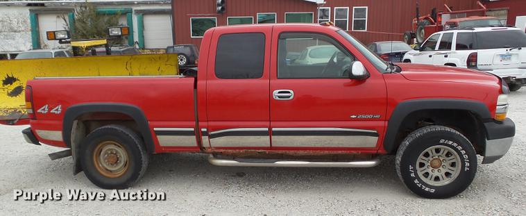 image for item DZ9060 2002 Chevrolet Silverado 2500HD Ext. Cab pickup truck