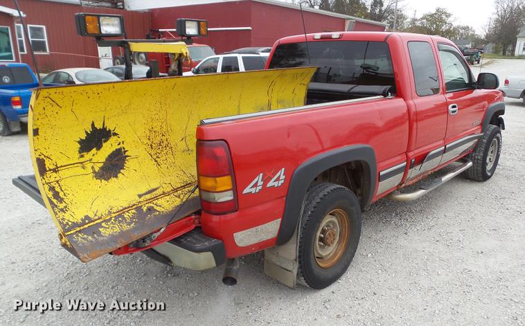 image for item DZ9060 2002 Chevrolet Silverado 2500HD Ext. Cab pickup truck