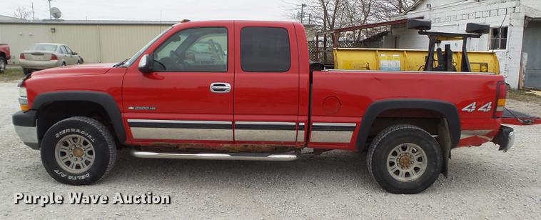 image for item DZ9060 2002 Chevrolet Silverado 2500HD Ext. Cab pickup truck