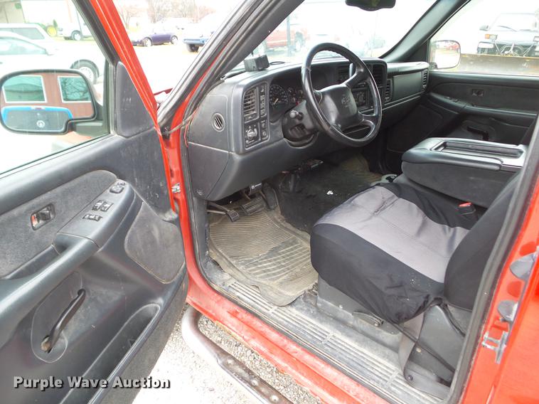 image for item DZ9060 2002 Chevrolet Silverado 2500HD Ext. Cab pickup truck