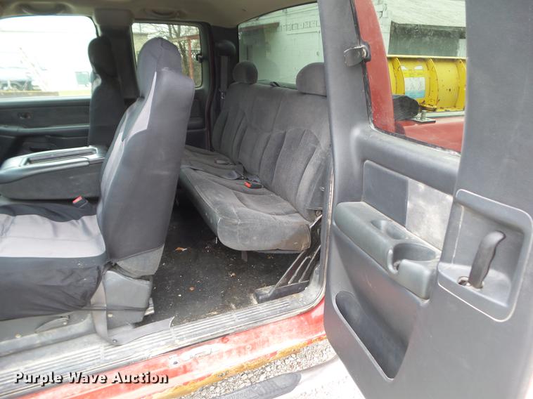 image for item DZ9060 2002 Chevrolet Silverado 2500HD Ext. Cab pickup truck