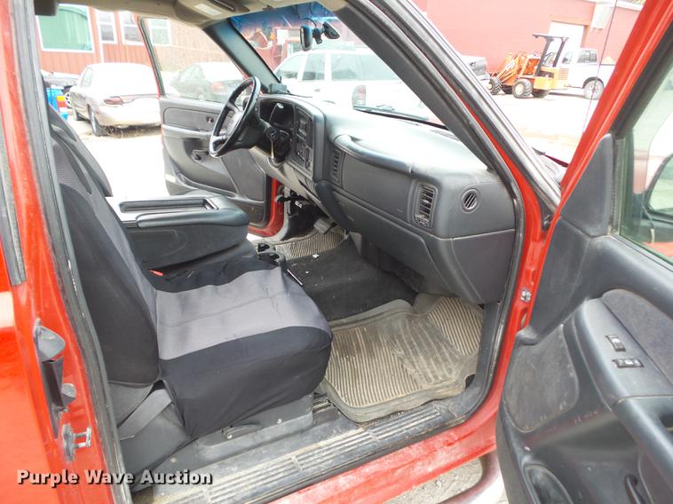 image for item DZ9060 2002 Chevrolet Silverado 2500HD Ext. Cab pickup truck