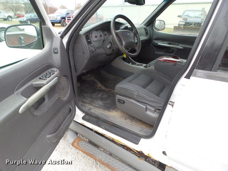 image for item DZ9061 2002 Ford Explorer Sport Trac SUV