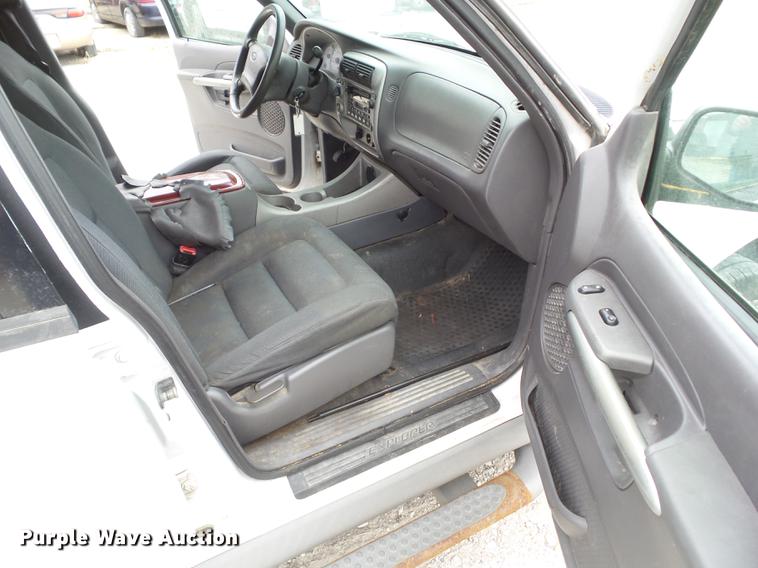 image for item DZ9061 2002 Ford Explorer Sport Trac SUV