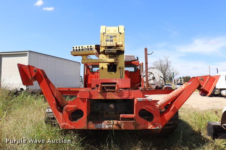 image for item ED9582 Nodwell FN110 track carrier with digger derrick
