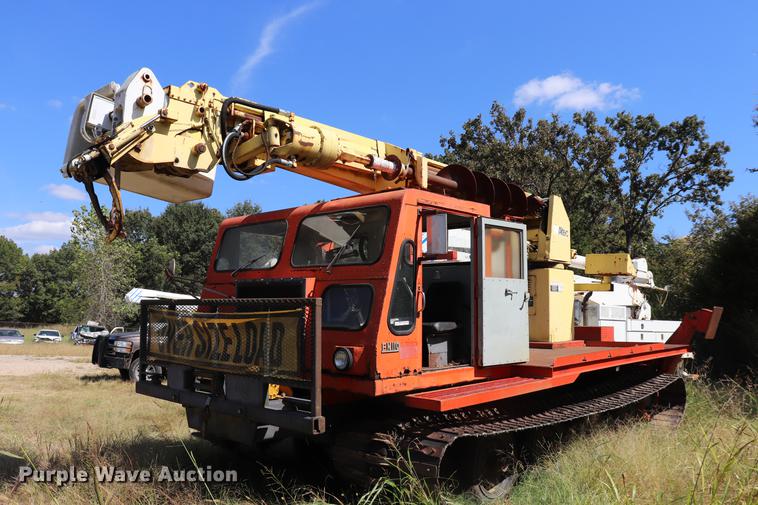 image for item ED9582 Nodwell FN110 track carrier with digger derrick