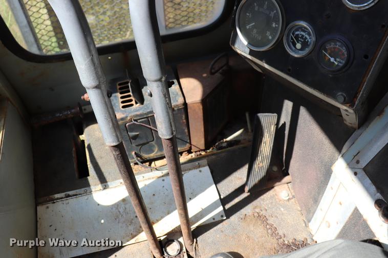 image for item ED9582 Nodwell FN110 track carrier with digger derrick