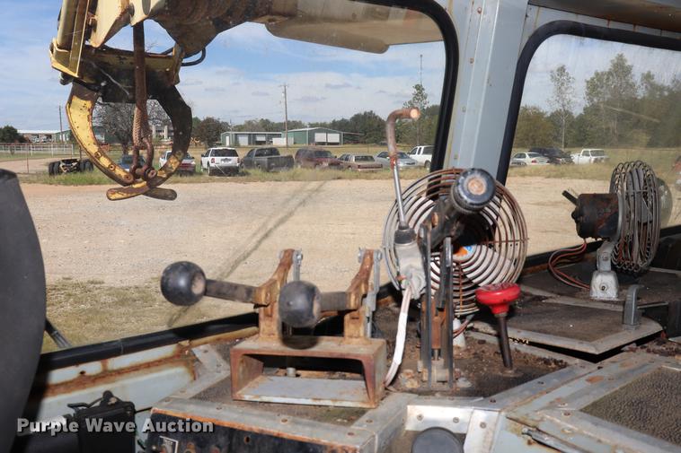 image for item ED9582 Nodwell FN110 track carrier with digger derrick