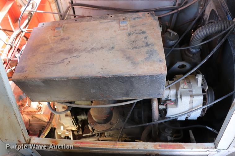 image for item ED9582 Nodwell FN110 track carrier with digger derrick