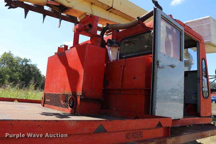 image for item ED9582 Nodwell FN110 track carrier with digger derrick