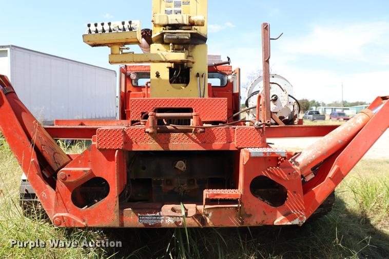 image for item ED9582 Nodwell FN110 track carrier with digger derrick