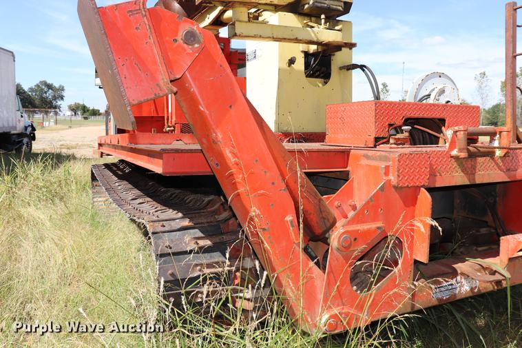 image for item ED9582 Nodwell FN110 track carrier with digger derrick