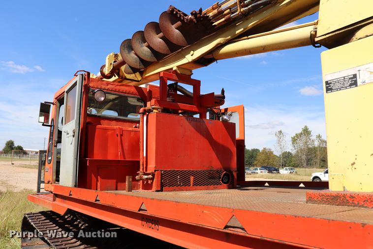 image for item ED9582 Nodwell FN110 track carrier with digger derrick