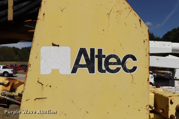 image for item ED9582 Nodwell FN110 track carrier with digger derrick