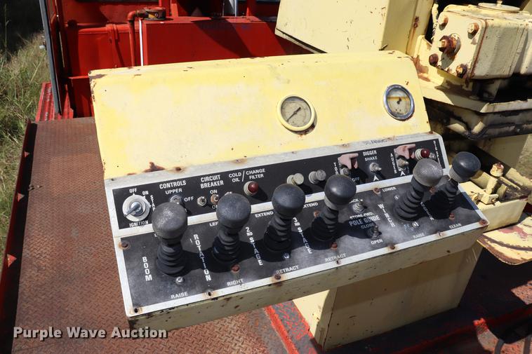 image for item ED9582 Nodwell FN110 track carrier with digger derrick