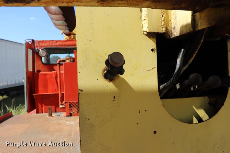 image for item ED9582 Nodwell FN110 track carrier with digger derrick