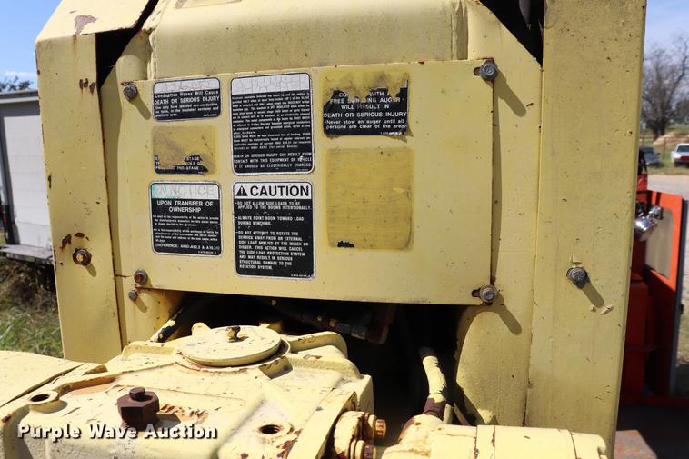 image for item ED9582 Nodwell FN110 track carrier with digger derrick