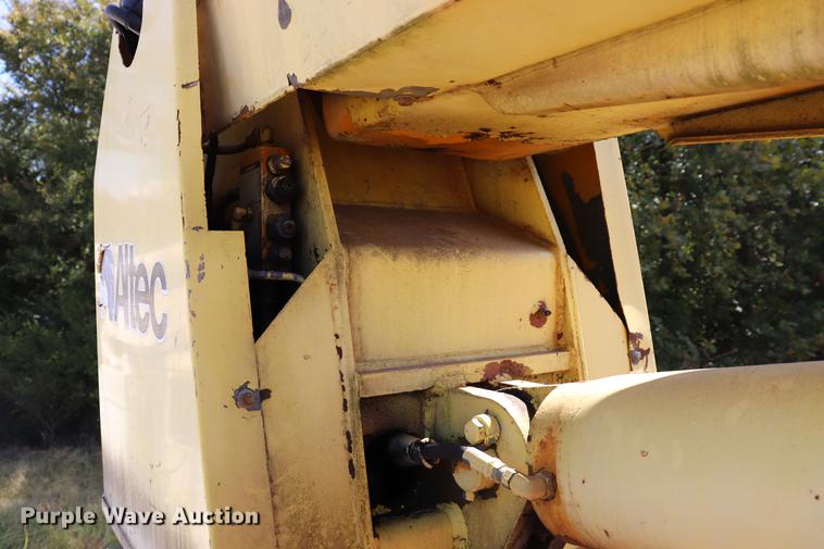 image for item ED9582 Nodwell FN110 track carrier with digger derrick