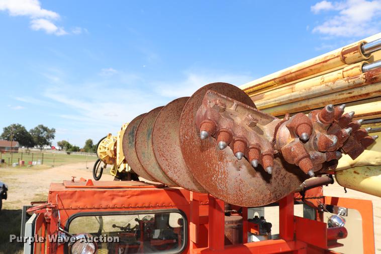 image for item ED9582 Nodwell FN110 track carrier with digger derrick