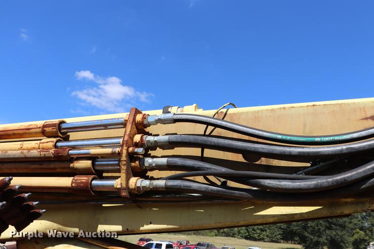 image for item ED9582 Nodwell FN110 track carrier with digger derrick