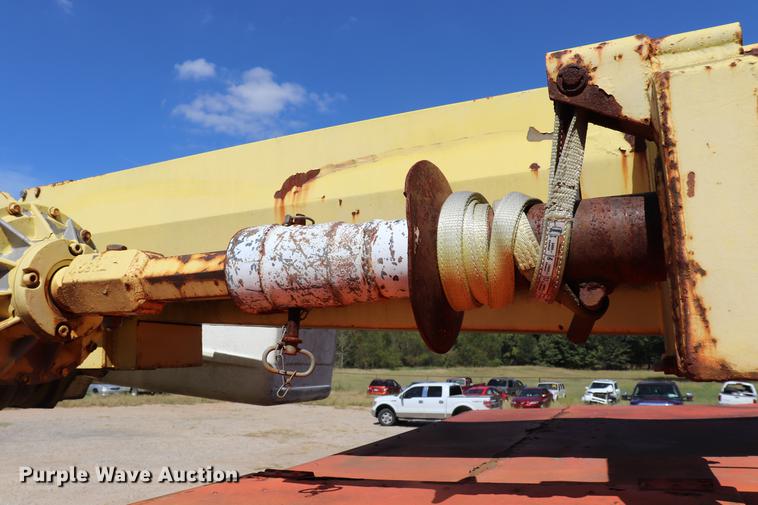 image for item ED9582 Nodwell FN110 track carrier with digger derrick