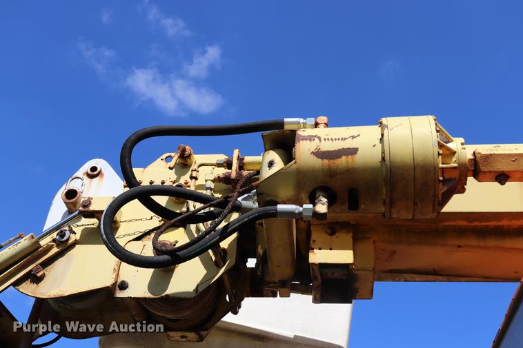 image for item ED9582 Nodwell FN110 track carrier with digger derrick