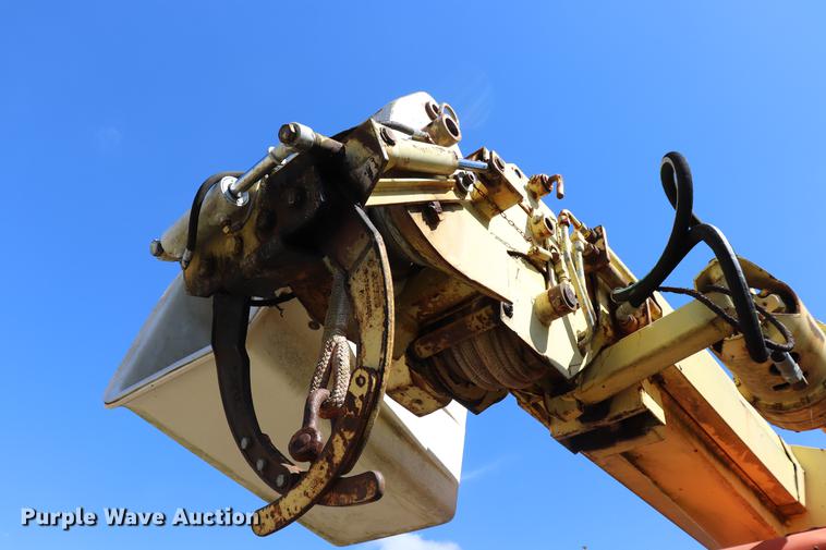 image for item ED9582 Nodwell FN110 track carrier with digger derrick