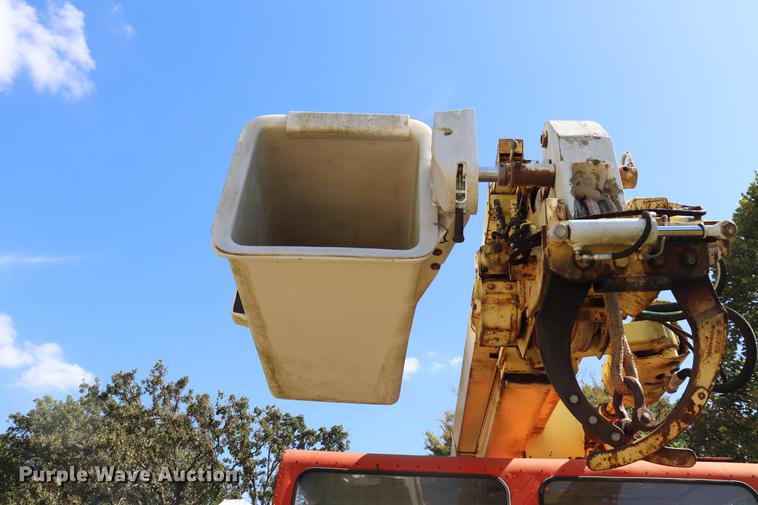 image for item ED9582 Nodwell FN110 track carrier with digger derrick