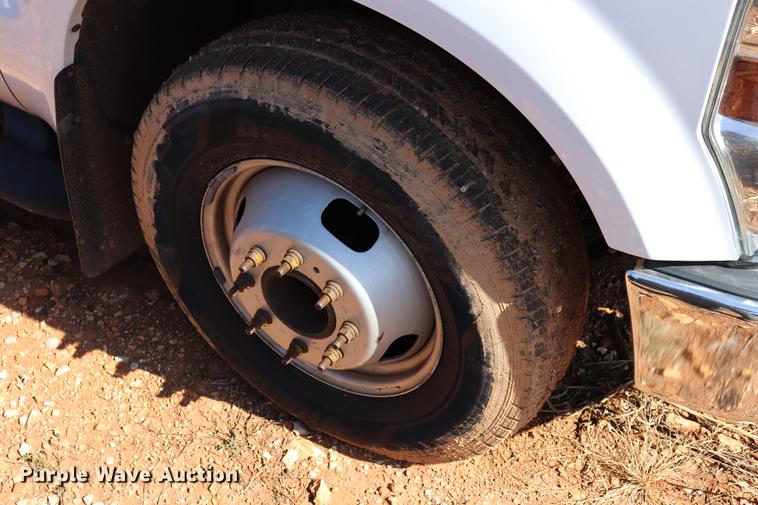 image for item ED9680 2008 Ford F350 Super Duty flatbed pickup truck