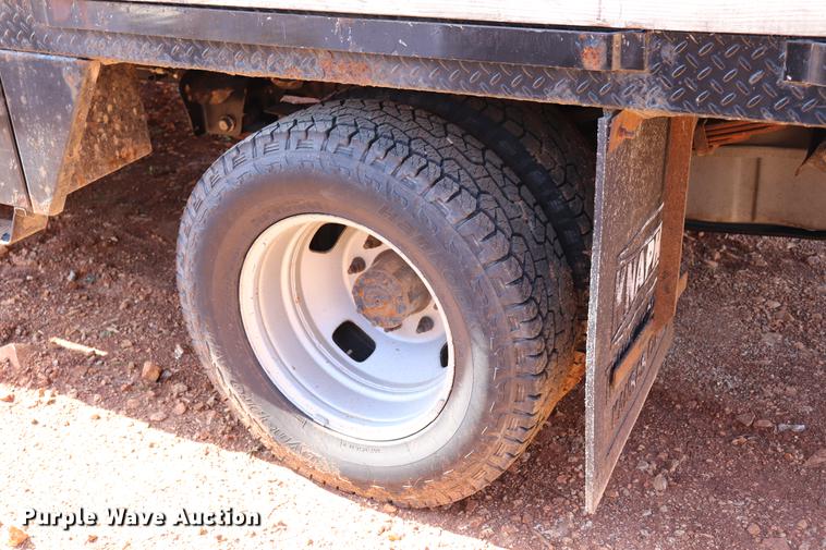 image for item ED9680 2008 Ford F350 Super Duty flatbed pickup truck