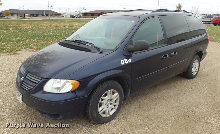 image for item J5399 2005 Dodge Grand Caravan van