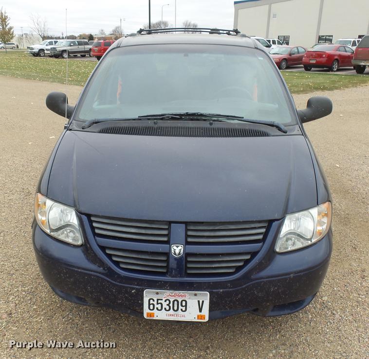 image for item J5399 2005 Dodge Grand Caravan van