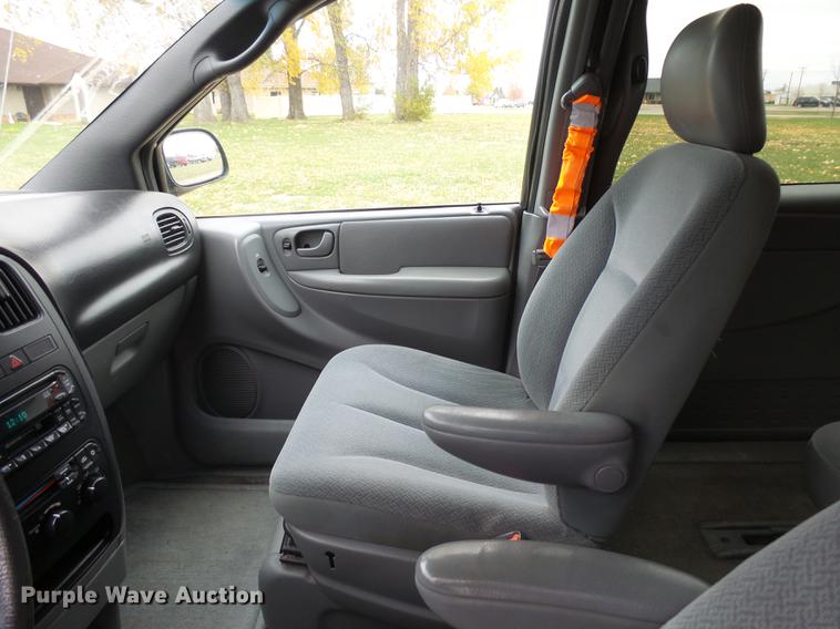 image for item J5399 2005 Dodge Grand Caravan van