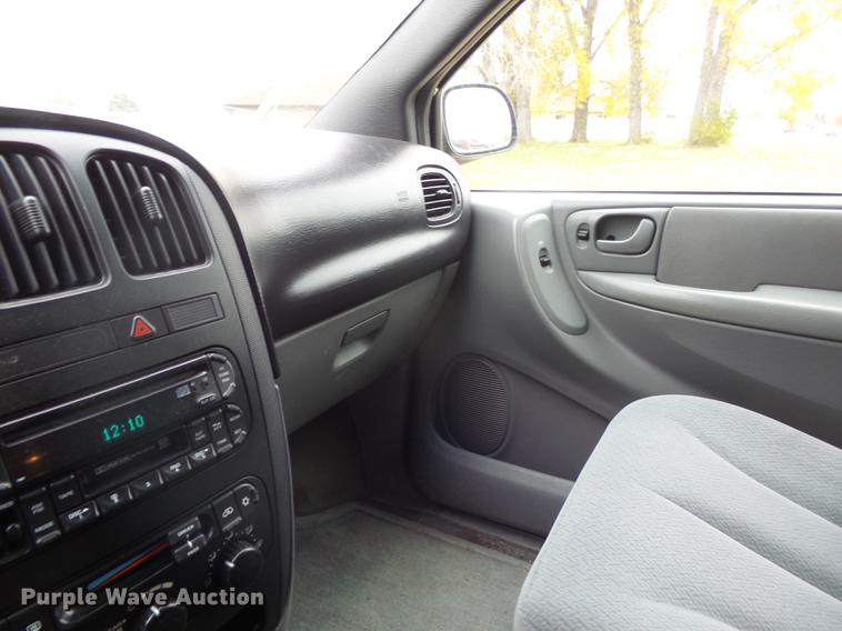 image for item J5399 2005 Dodge Grand Caravan van
