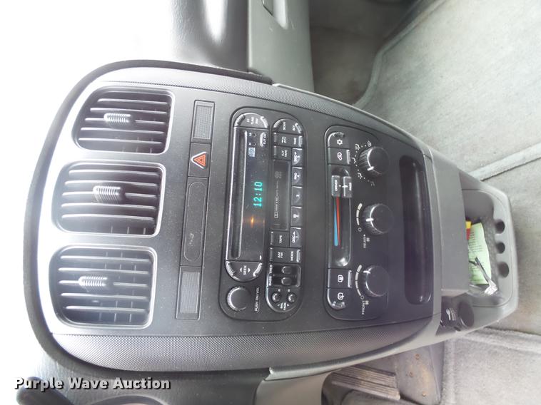 image for item J5399 2005 Dodge Grand Caravan van