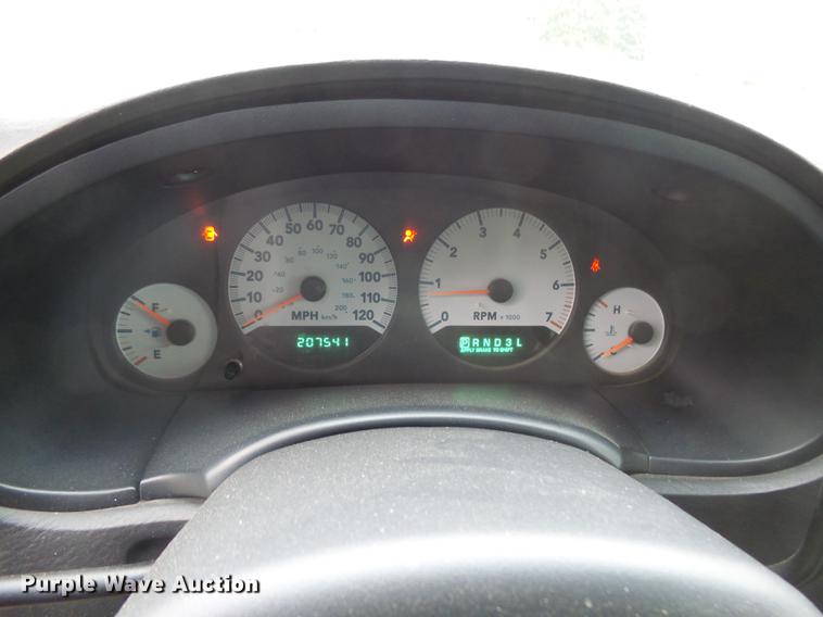 image for item J5399 2005 Dodge Grand Caravan van