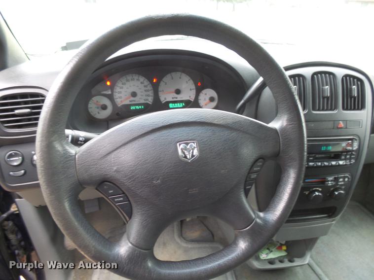 image for item J5399 2005 Dodge Grand Caravan van