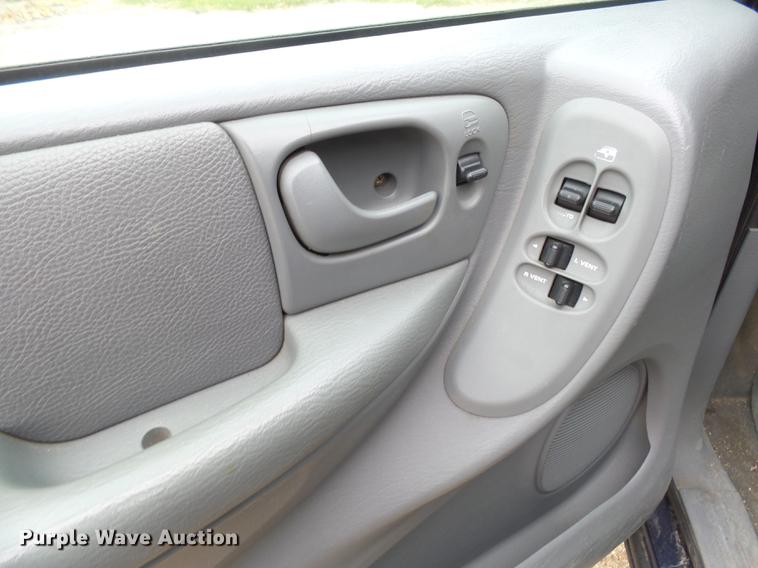 image for item J5399 2005 Dodge Grand Caravan van